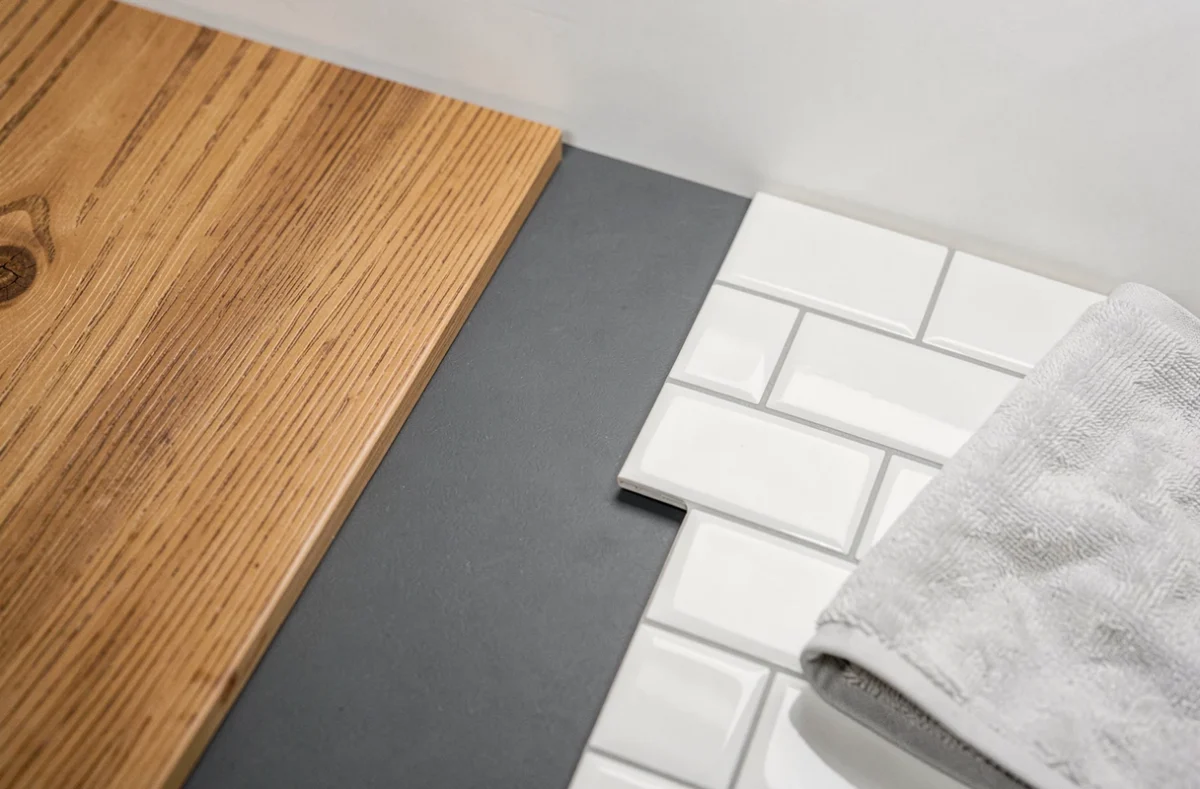 Comparatif de dalles PVC murales salle de bain en chêne, anthracite et blanc brillant