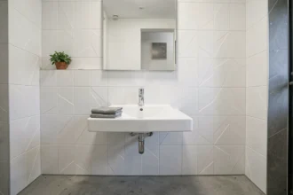 Salle de bain moderne avec dalles PVC murales blanches effet relief et vasque en céramique