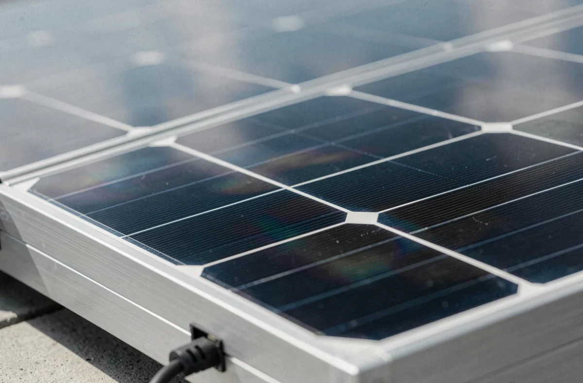 Gros plan sur les cellules photovoltaïques d'un panneau solaire Beem, détail technique