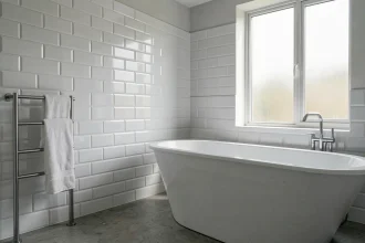 Panneau PVC imitation carrelage blanc posé autour d'une baignoire dans une salle de bain rénovée moderne