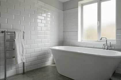 Panneau PVC imitation carrelage blanc posé autour d'une baignoire dans une salle de bain rénovée moderne